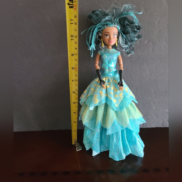 Disney Hasbro Descedants 2 Isle Of The Lost Royal Yacht Ball Uma Doll - Picture 5 of 6